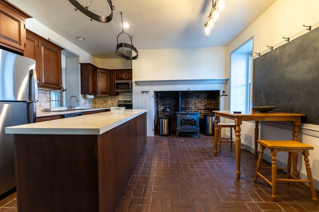 Cocina 2 - 2200 Strickler Rd