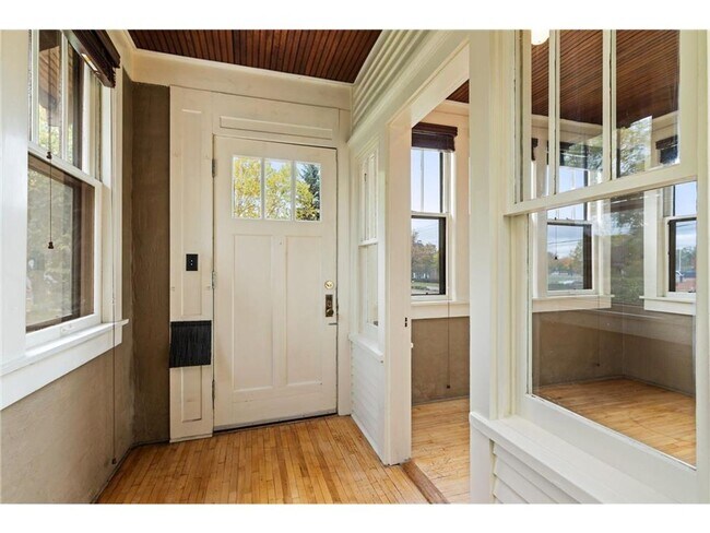 Foto del edificio - Huge 8 Bedroom Across from Macalester! June 1st Move In
