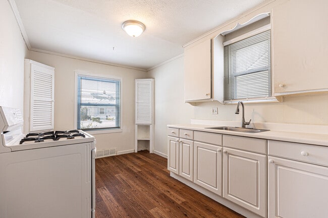 Kitchen - 27710 Larchmont St