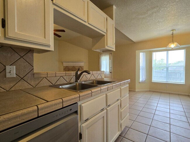 Building Photo - AVAILABLE NOW!