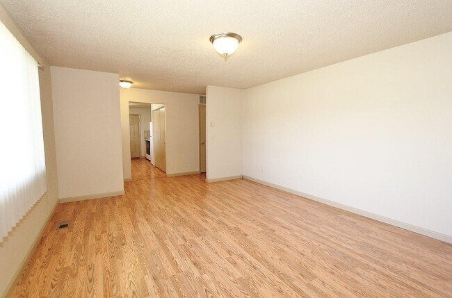 Foto del edificio - 23750 Fox Ave