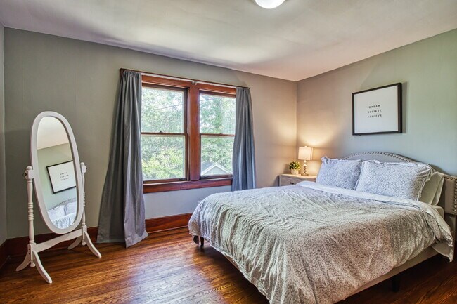 Building Photo - Furnished 4-Bedroom Single-Family Home in Kenmore