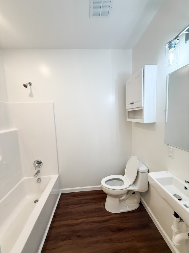 Building Photo - Daly Gardens #43