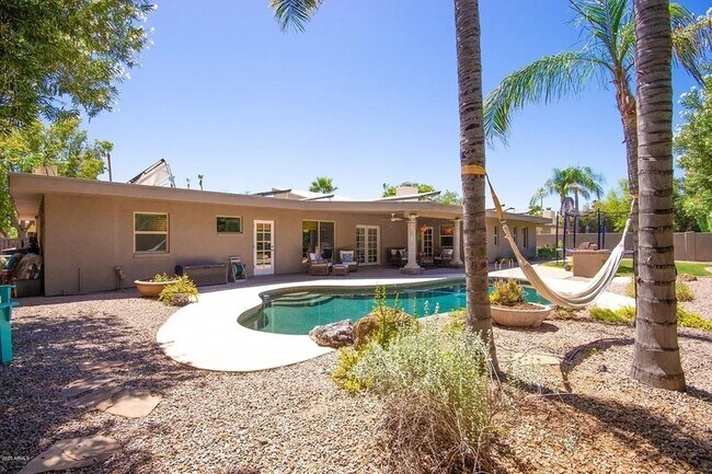 Foto del edificio - 8070 E Vía Bonita