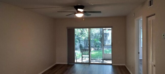 Livign room - 8101 Heatherwood Dr