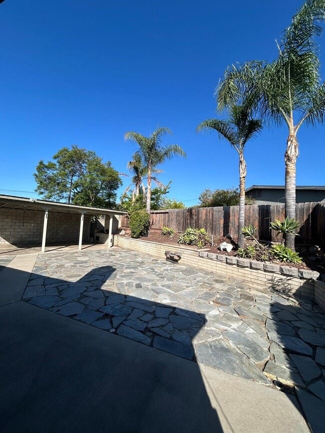 Building Photo - Lovely and spacious 3 bedroom 2 bath home ...