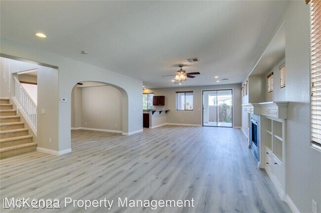 Building Photo - 4 br, 2.5 bath House - 377 Red Snap Dragon...