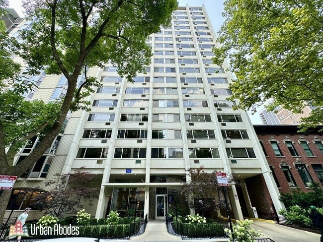 Building Photo - 1335 N Dearborn St