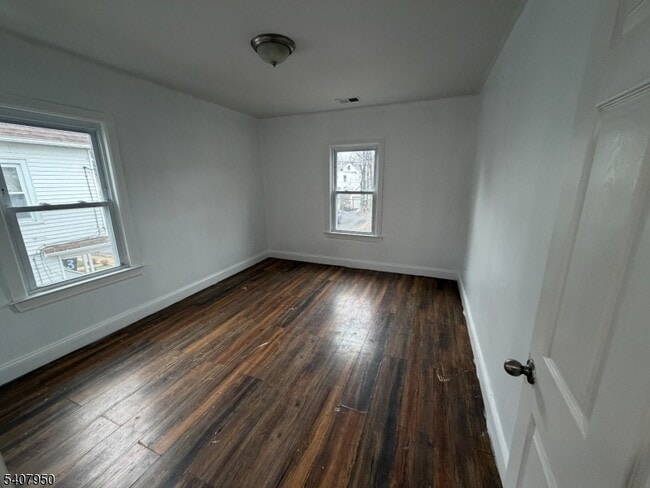 Building Photo - 726 E 6th St