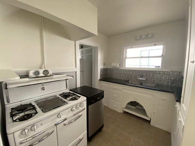 Building Photo - 1281 S Mullen Ave