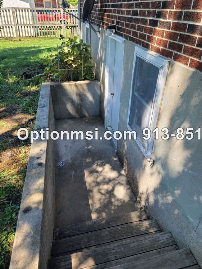 Building Photo - Available NOW in Harrisonville!!