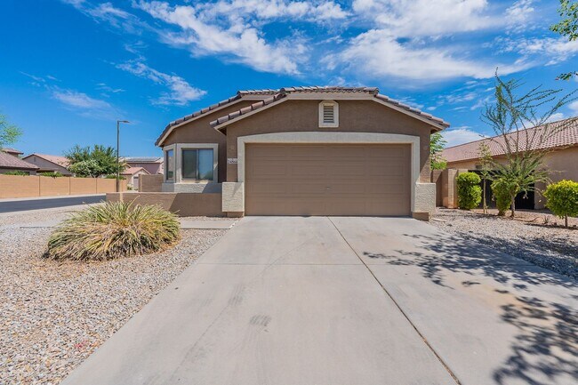 Foto del edificio - Miller Manor spacious 3 bedroom w/ a den!