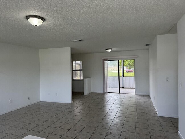 Foto del edificio - 710 NW Airoso Blvd