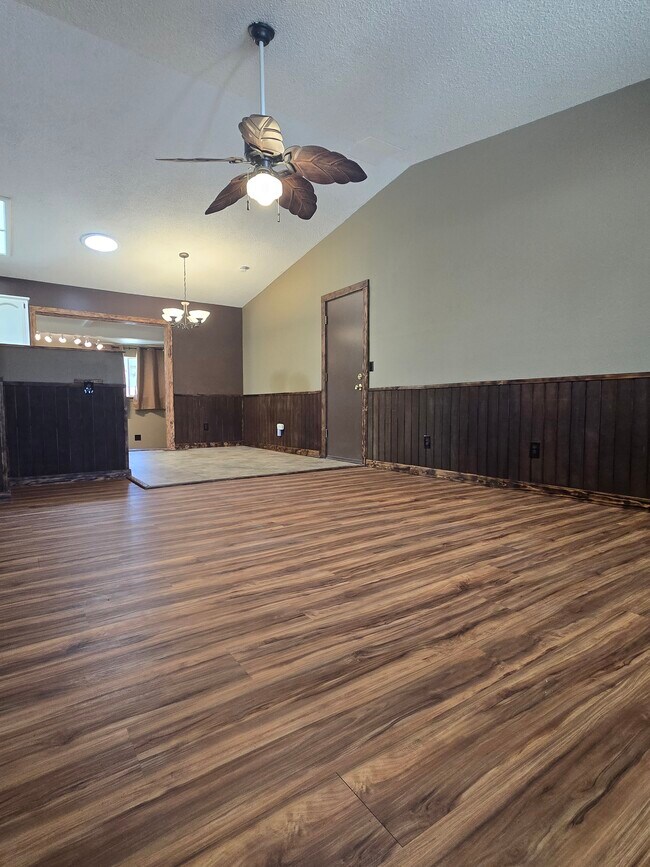 Foto del edificio - 697 Bluerock Rd