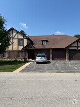 Building Photo - 1704 Lakecliffe Dr