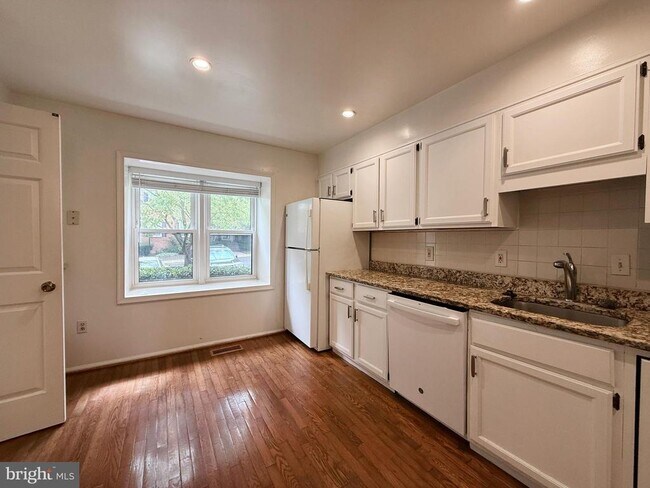 Building Photo - 10240 Arizona Cir