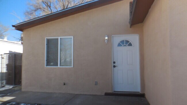 Foto del edificio - 632 Mountain View Ave NE