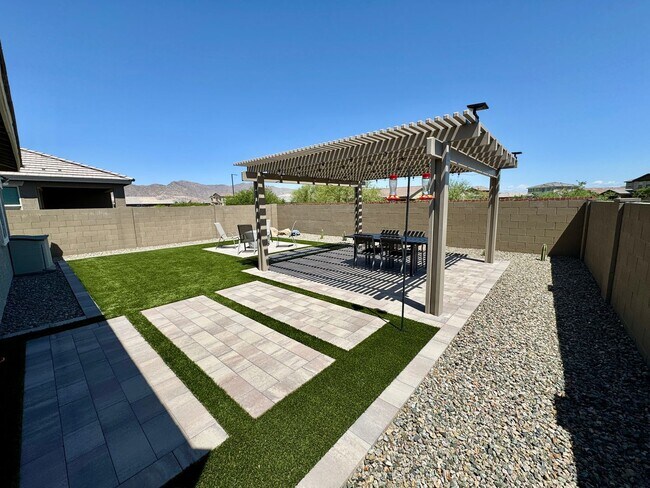 Foto del edificio - Stunning 3 Bedroom plus office/den Single ...
