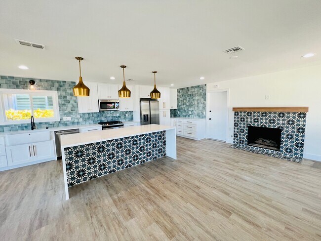 Building Photo - 12088 Calle de Maria