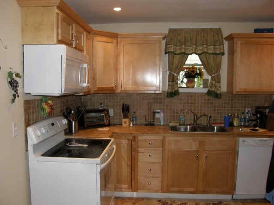 Kitchen - 1039 Monroe Ave