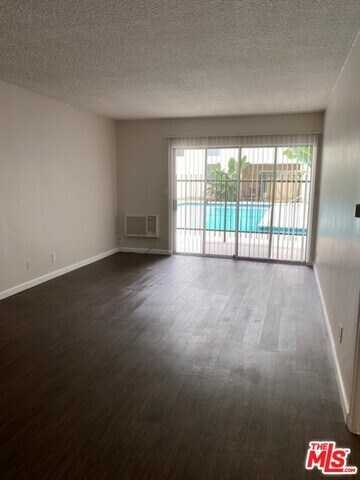 Foto del edificio - 6230 Reseda Blvd