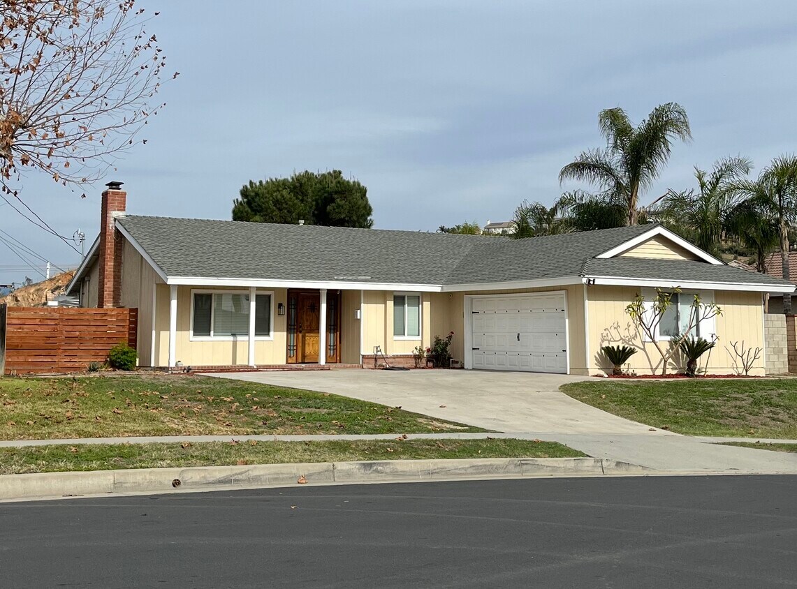 3bd/2bath house - 689 Laguna Dr (Corona, CA)