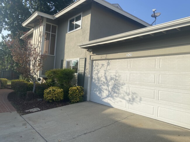 Building Photo - 2625 College Ln