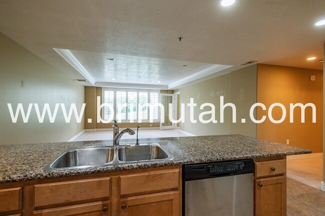 Building Photo - 3075 E Kennedy Dr