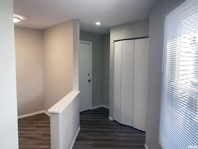 Building Photo - 5905 W Ridgecrest Dr