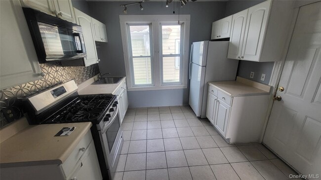 Building Photo - 107 Smith St