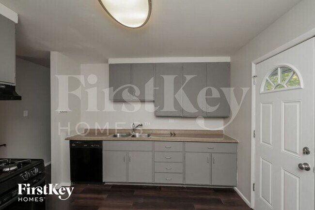 Building Photo - 301 E Maple Dr