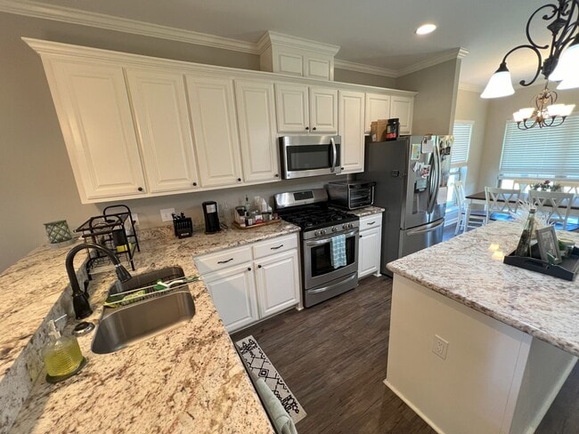 Building Photo - 3 Bedroom 2 Bath home located in Lakeside ...