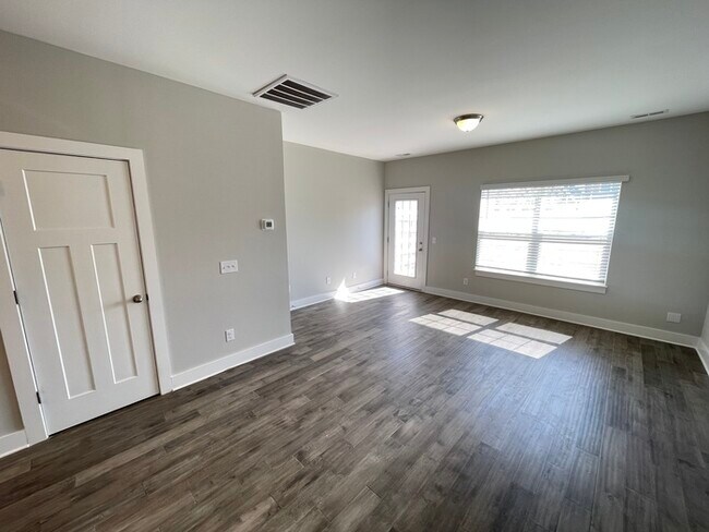 Foto del edificio - Robinson Rowhouses 2 bedroom with fenced p...