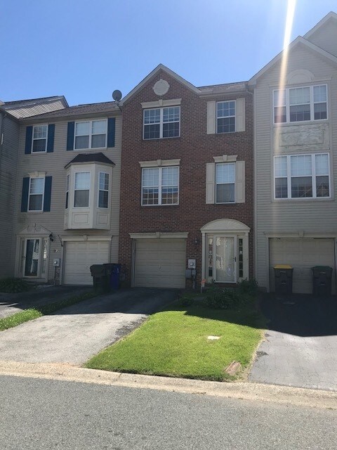 Primary Photo - 34 Carrick Ln