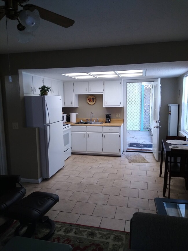 Building Photo - 1370 Hurricane Rd