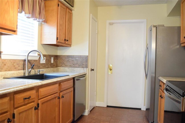Foto del edificio - 6619 Kearney Dr