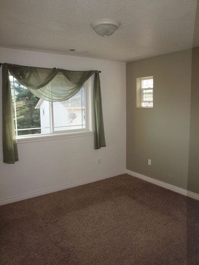 Building Photo - One bedroom apartment with garage