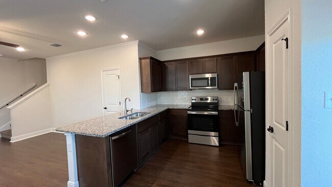 Foto del edificio - Don’t Miss Out on This Gorgeous Townhome! ...