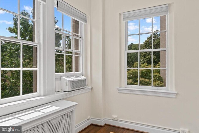 Foto del edificio - 2737 Devonshire Pl NW