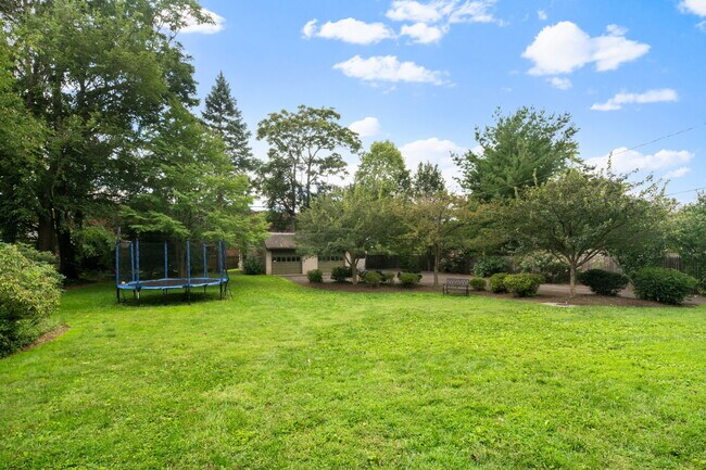 Foto del edificio - 8040 Saint Martins Ln