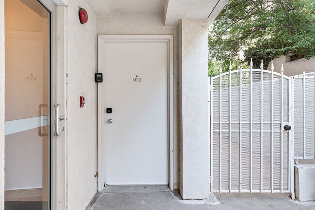 Foto del edificio - 10777 Ashton Ave