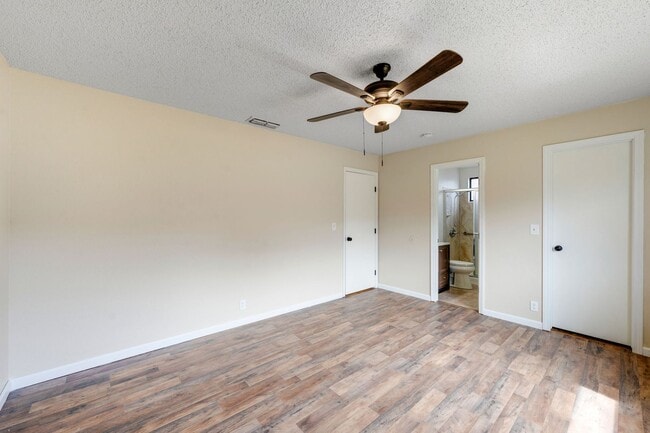 Foto del edificio - Charming Single-Story 3 Bed Home Two Car Garage & Spacious Yard!