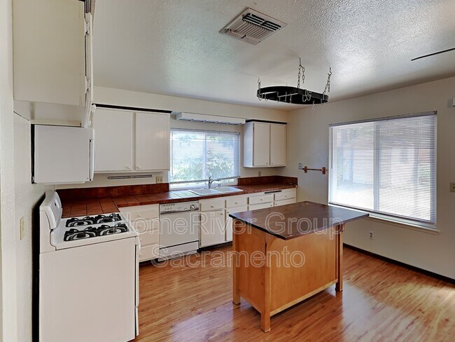 Building Photo - 3625 Kingsport Way