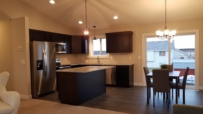Building Photo - Single Family Home - Great location!