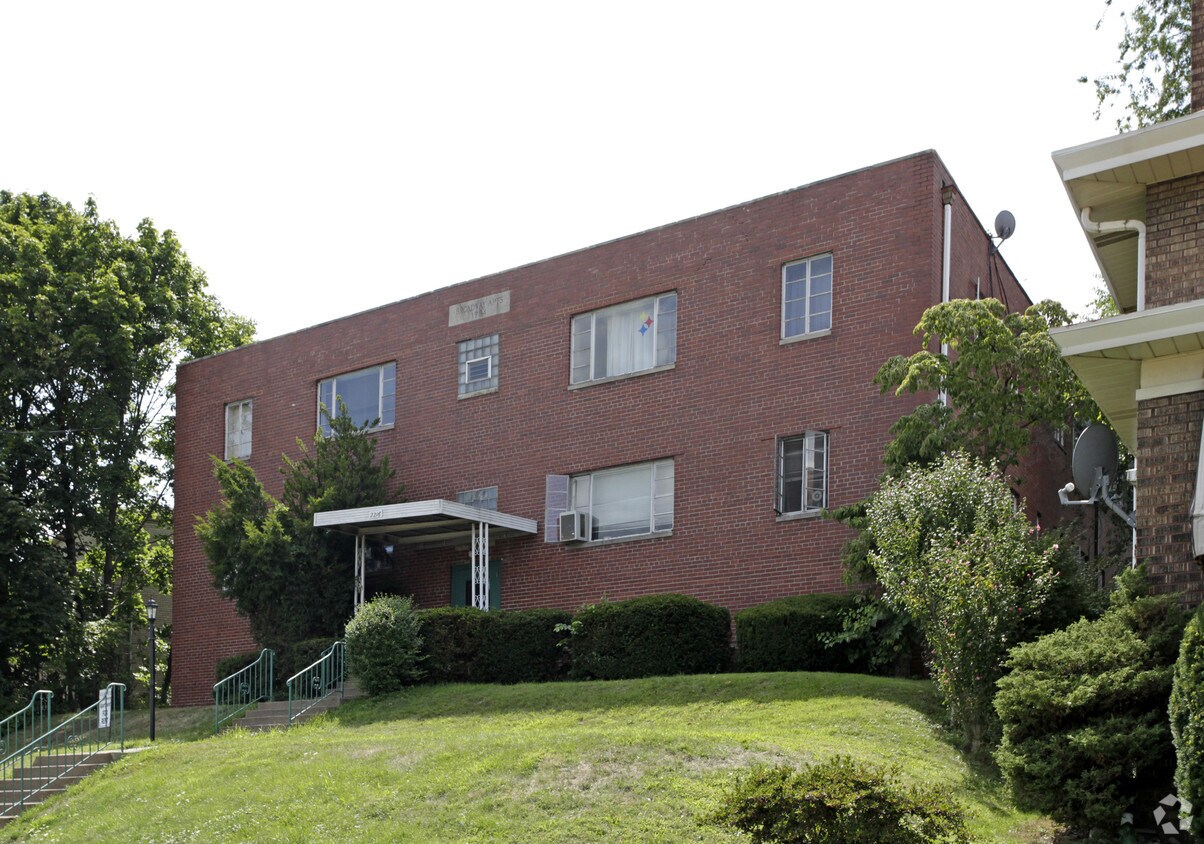 Primary Photo - Broadway Apartments