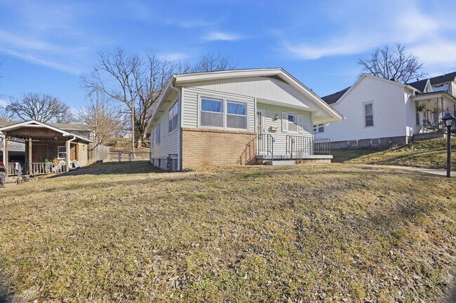 Foto del edificio - Spacious 3-Bed Home with Finished Basement and Extra Room