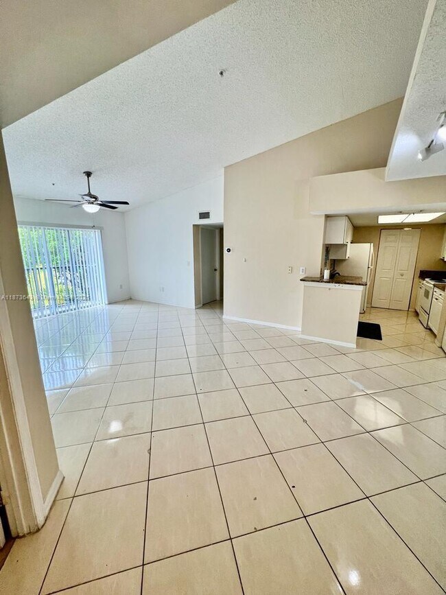 Foto del edificio - 400 Crestwood Ct N