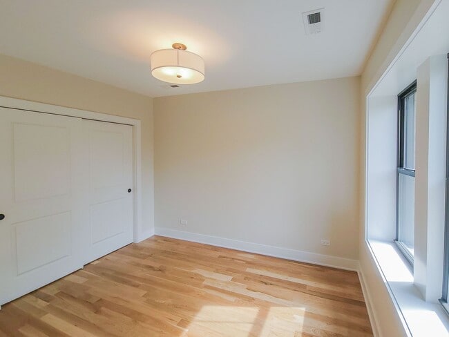 Foto del edificio - 3350 N Sheffield Ave