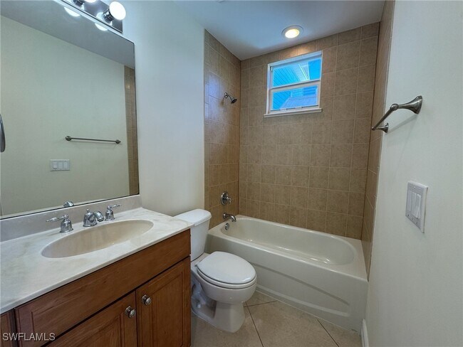 Foto del edificio - 4400 Bonita Beach Walk Dr