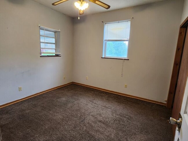 Building Photo - 2 Bedroom Close To ISU and Union Hospital